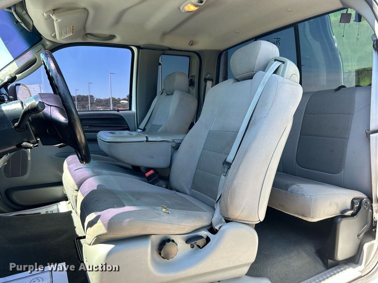 image for item DJ6261 2005  Ford F250 Super Duty  SuperCab pickup truck cab and chassis