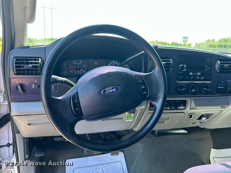 image for item DJ6261 2005  Ford F250 Super Duty  SuperCab pickup truck cab and chassis