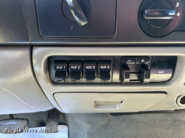 image for item DJ6261 2005  Ford F250 Super Duty  SuperCab pickup truck cab and chassis