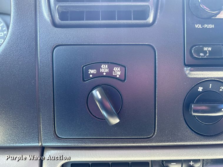 image for item DJ6261 2005  Ford F250 Super Duty  SuperCab pickup truck cab and chassis