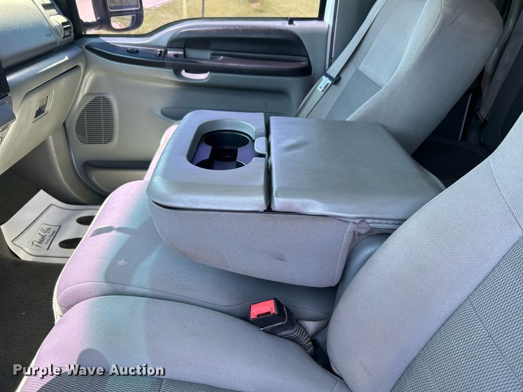 image for item DJ6261 2005  Ford F250 Super Duty  SuperCab pickup truck cab and chassis