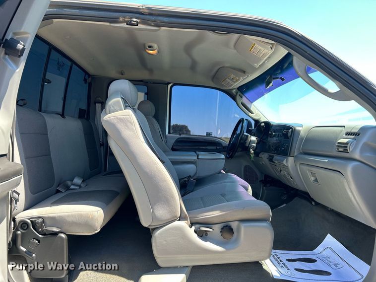 image for item DJ6261 2005  Ford F250 Super Duty  SuperCab pickup truck cab and chassis