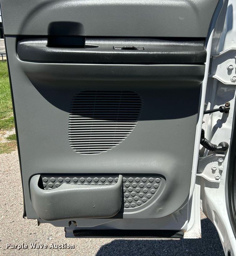 image for item DJ6261 2005  Ford F250 Super Duty  SuperCab pickup truck cab and chassis