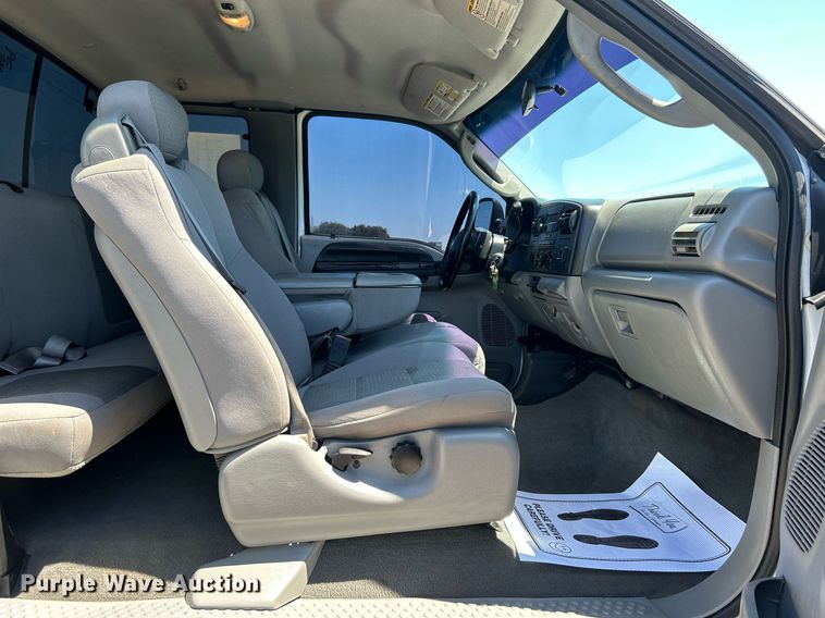 image for item DJ6261 2005  Ford F250 Super Duty  SuperCab pickup truck cab and chassis