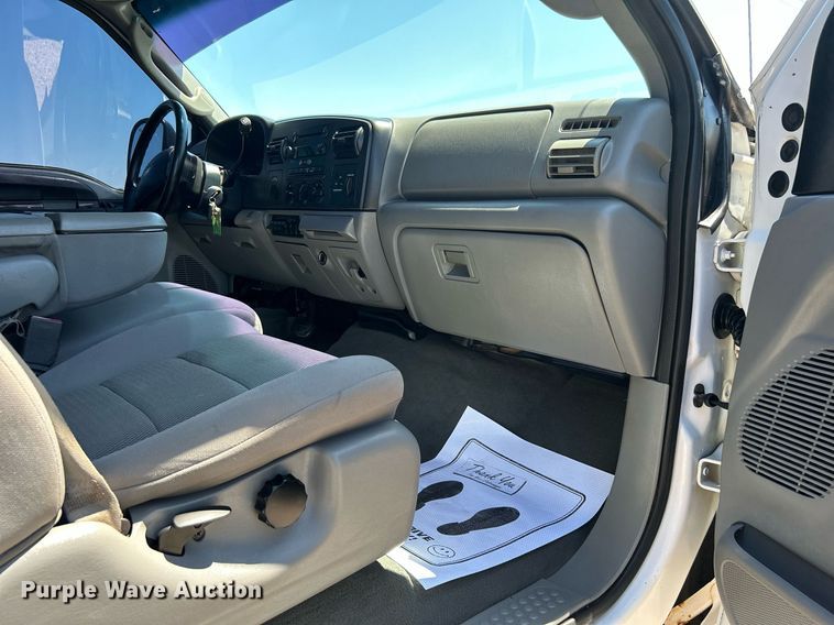 image for item DJ6261 2005  Ford F250 Super Duty  SuperCab pickup truck cab and chassis