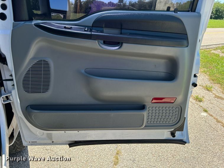 image for item DJ6261 2005  Ford F250 Super Duty  SuperCab pickup truck cab and chassis