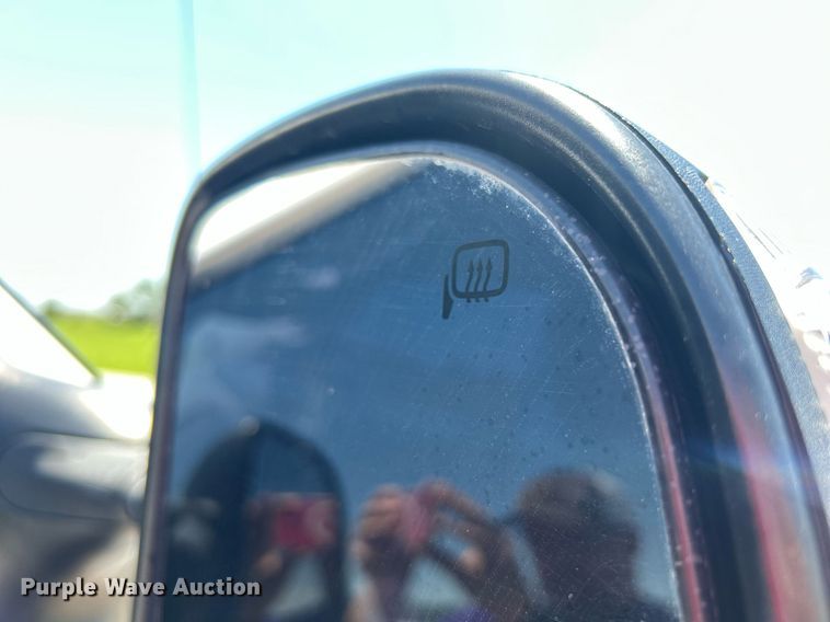 image for item DJ6261 2005  Ford F250 Super Duty  SuperCab pickup truck cab and chassis