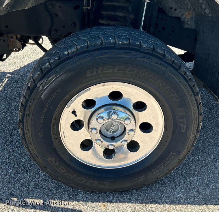 image for item DJ6261 2005  Ford F250 Super Duty  SuperCab pickup truck cab and chassis