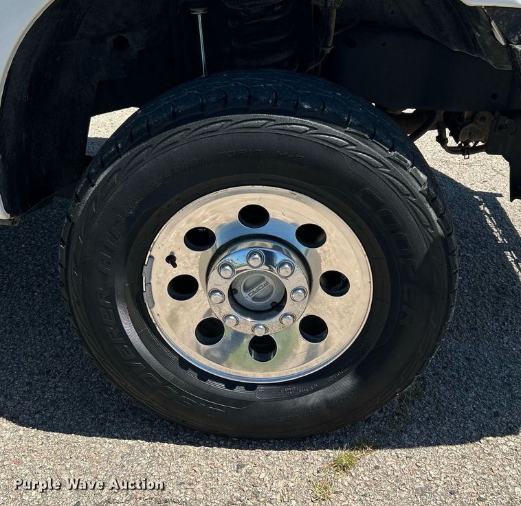 image for item DJ6261 2005  Ford F250 Super Duty  SuperCab pickup truck cab and chassis