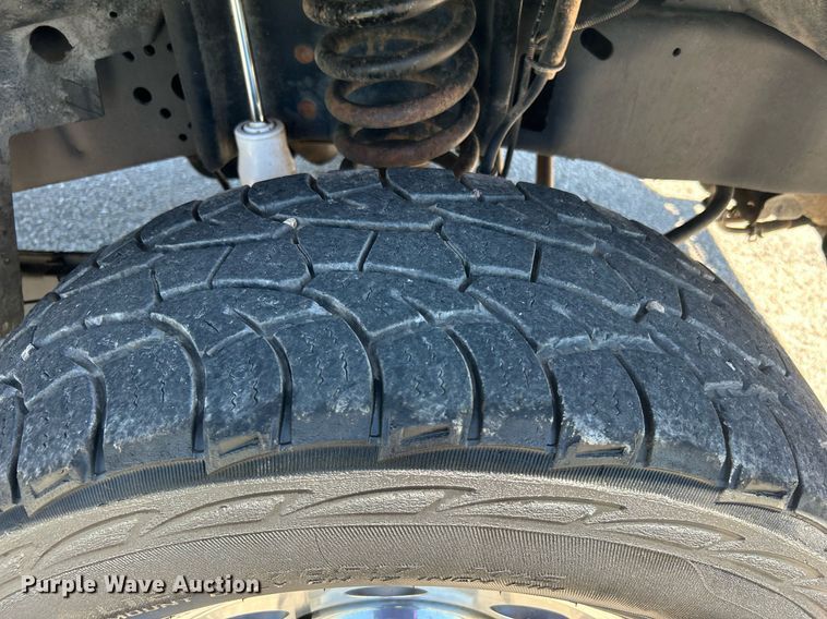 image for item DJ6261 2005  Ford F250 Super Duty  SuperCab pickup truck cab and chassis