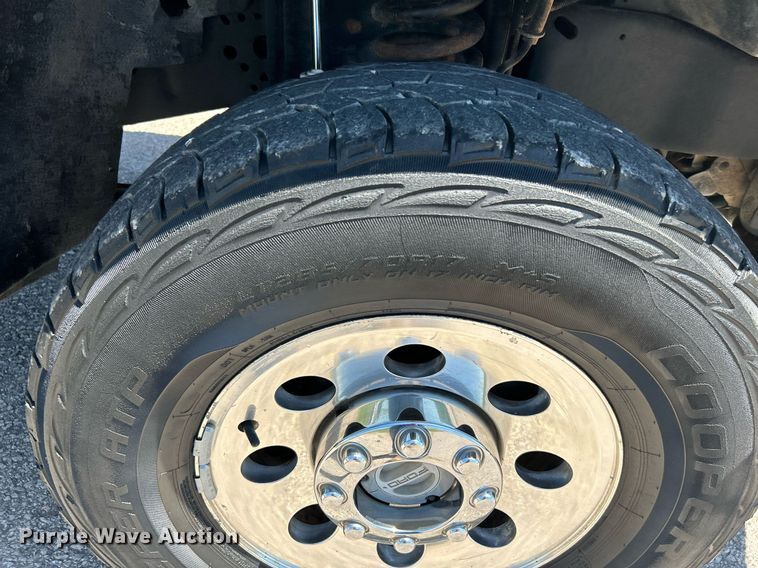 image for item DJ6261 2005  Ford F250 Super Duty  SuperCab pickup truck cab and chassis