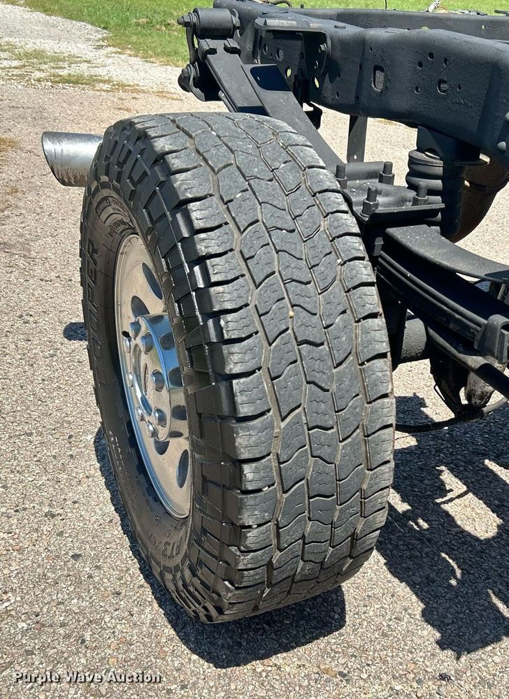 image for item DJ6261 2005  Ford F250 Super Duty  SuperCab pickup truck cab and chassis