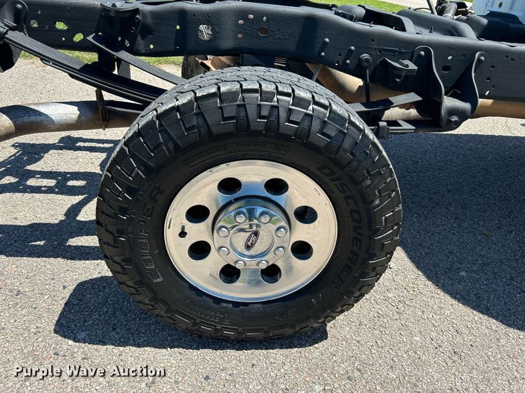 image for item DJ6261 2005  Ford F250 Super Duty  SuperCab pickup truck cab and chassis