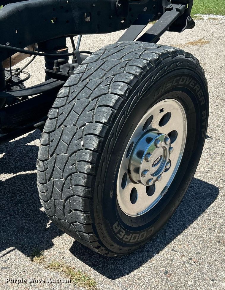 image for item DJ6261 2005  Ford F250 Super Duty  SuperCab pickup truck cab and chassis