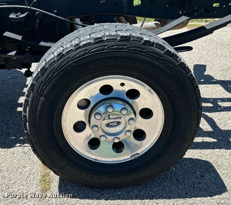 image for item DJ6261 2005  Ford F250 Super Duty  SuperCab pickup truck cab and chassis