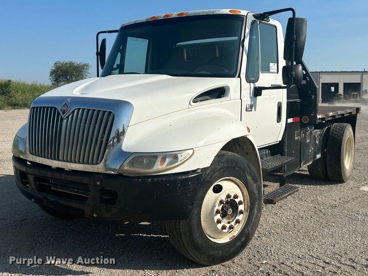 image for item DJ6267 2003 International 4300  flatbed truck