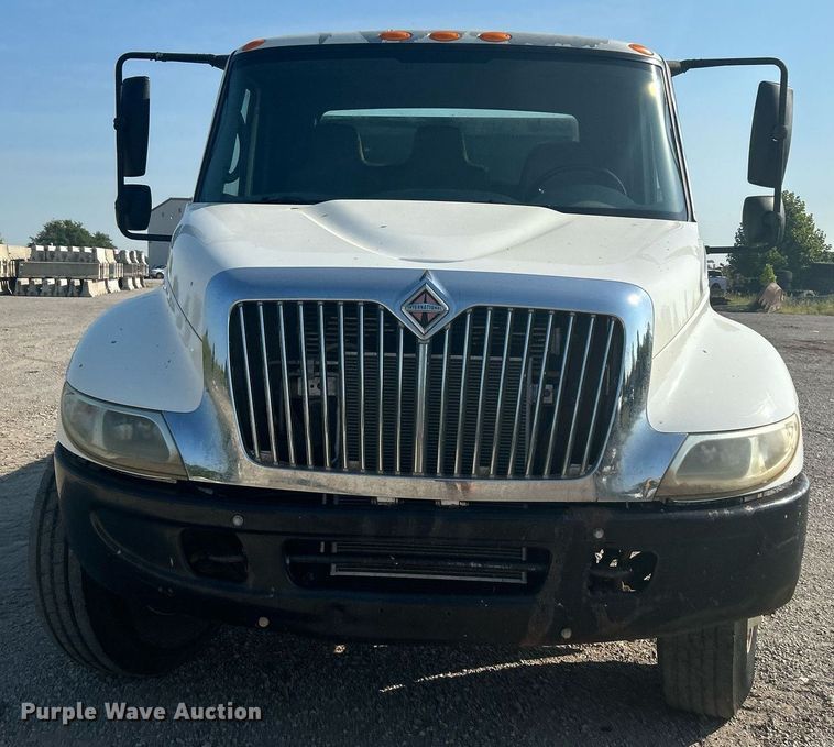 image for item DJ6267 2003 International 4300  flatbed truck