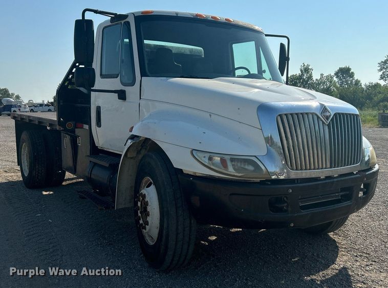 image for item DJ6267 2003 International 4300  flatbed truck