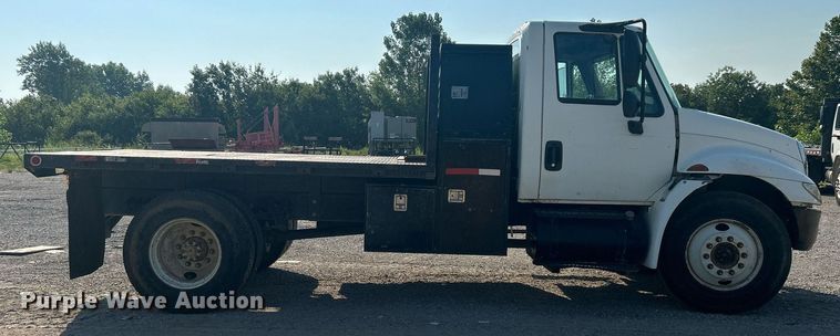 image for item DJ6267 2003 International 4300  flatbed truck