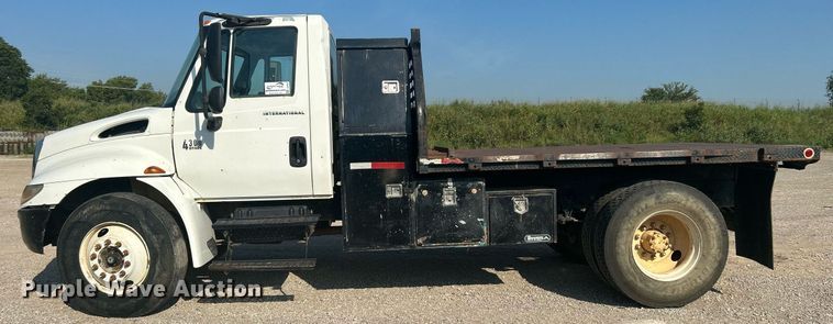 image for item DJ6267 2003 International 4300  flatbed truck
