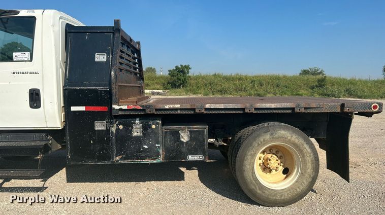 image for item DJ6267 2003 International 4300  flatbed truck