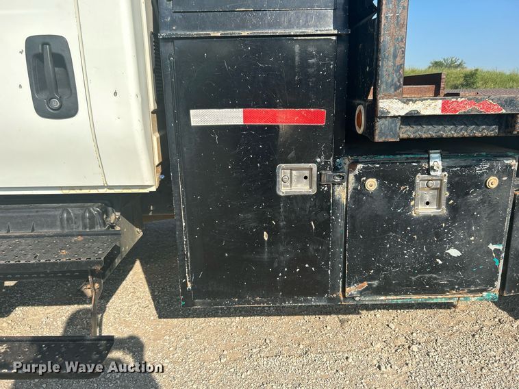 image for item DJ6267 2003 International 4300  flatbed truck