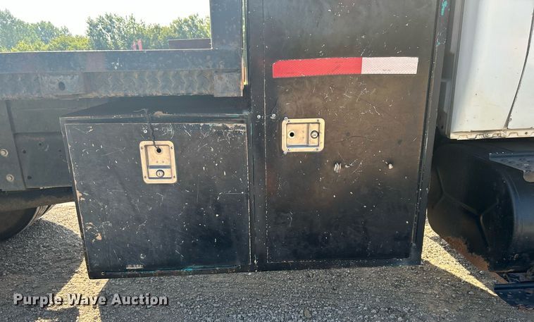 image for item DJ6267 2003 International 4300  flatbed truck