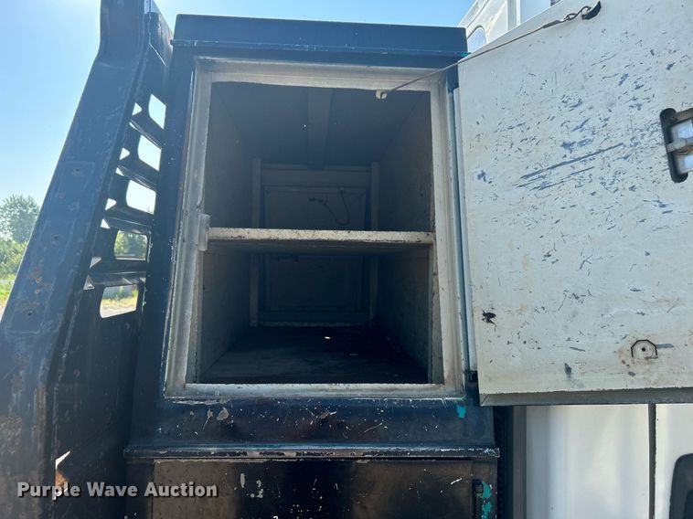 image for item DJ6267 2003 International 4300  flatbed truck