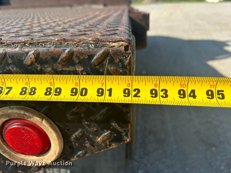 image for item DJ6267 2003 International 4300  flatbed truck