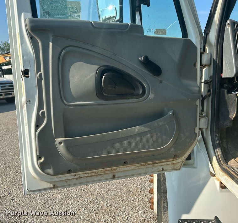 image for item DJ6267 2003 International 4300  flatbed truck