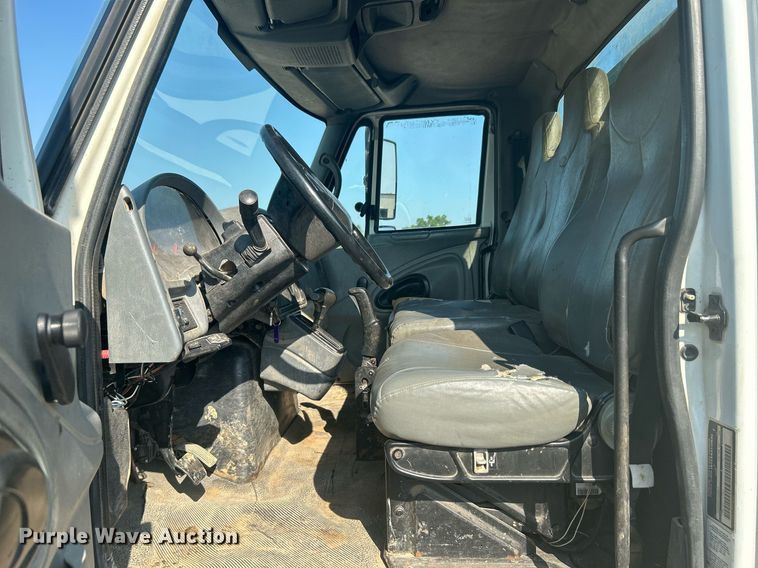 image for item DJ6267 2003 International 4300  flatbed truck