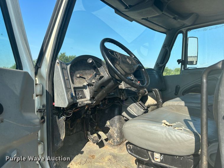 image for item DJ6267 2003 International 4300  flatbed truck