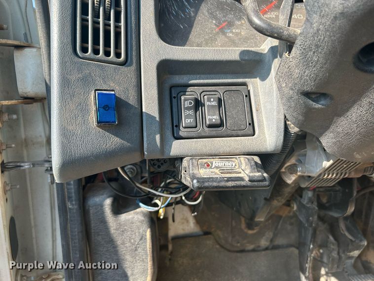 image for item DJ6267 2003 International 4300  flatbed truck