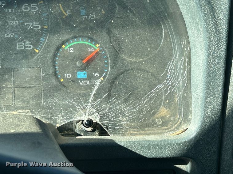 image for item DJ6267 2003 International 4300  flatbed truck