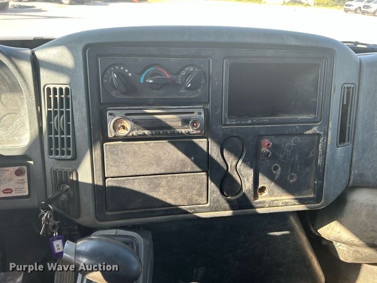 image for item DJ6267 2003 International 4300  flatbed truck