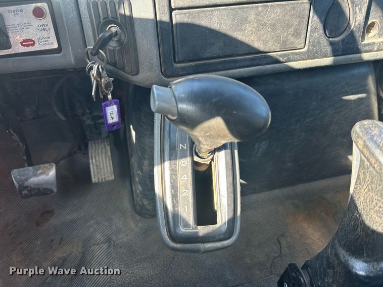 image for item DJ6267 2003 International 4300  flatbed truck