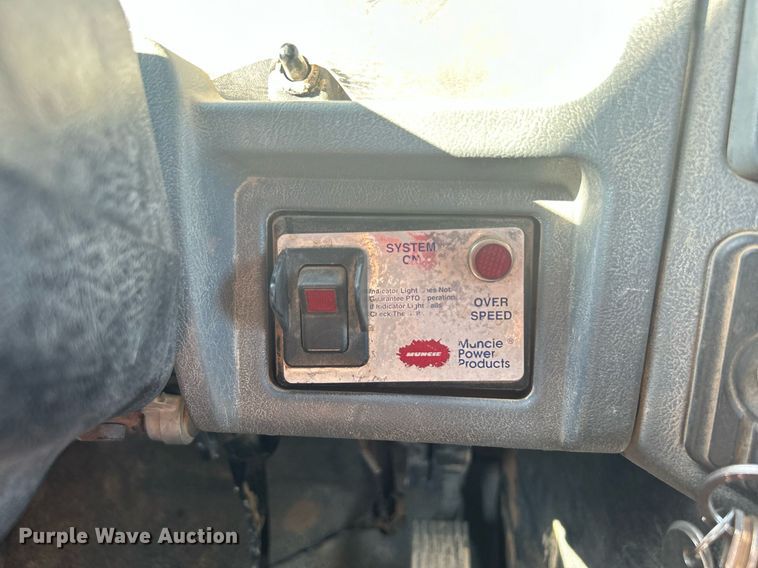 image for item DJ6267 2003 International 4300  flatbed truck