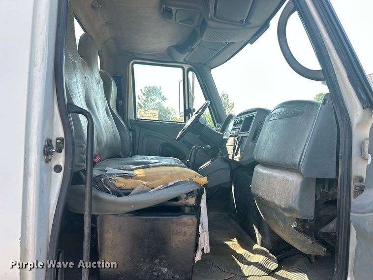 image for item DJ6267 2003 International 4300  flatbed truck