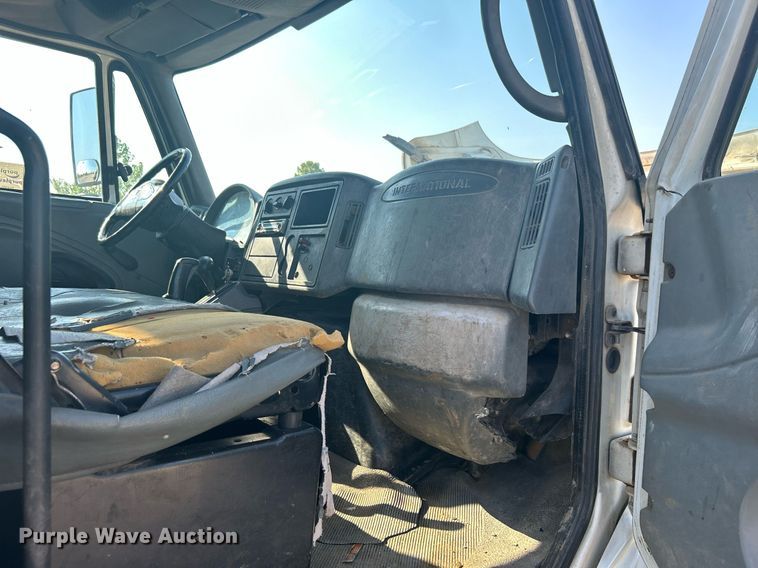 image for item DJ6267 2003 International 4300  flatbed truck