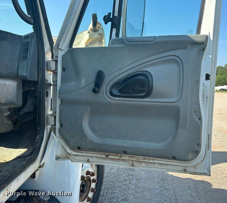 image for item DJ6267 2003 International 4300  flatbed truck