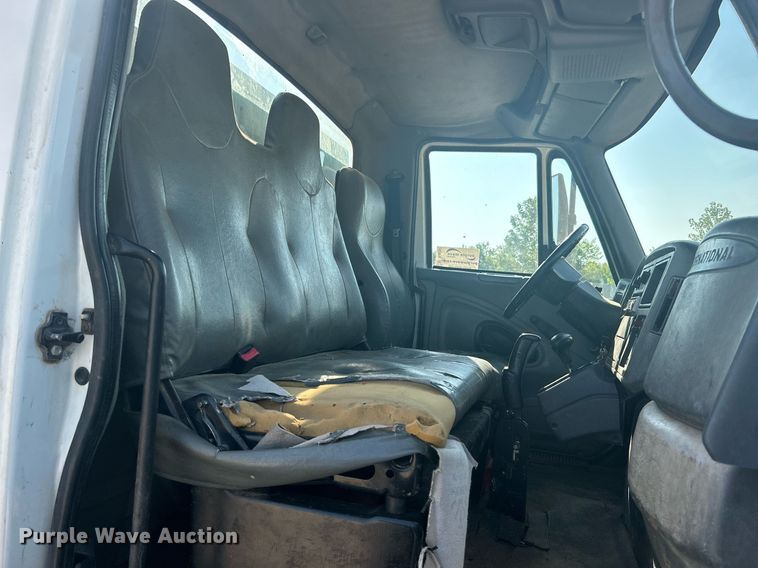 image for item DJ6267 2003 International 4300  flatbed truck