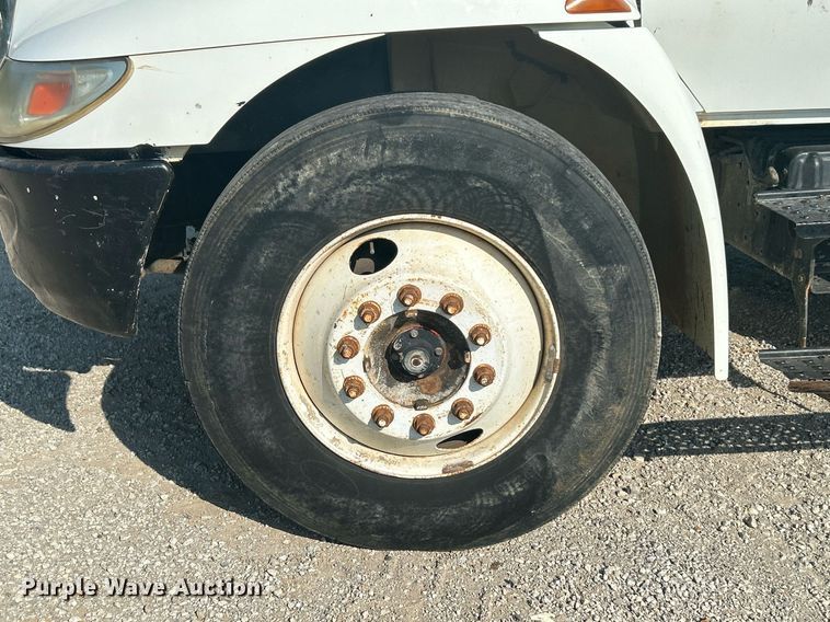 image for item DJ6267 2003 International 4300  flatbed truck