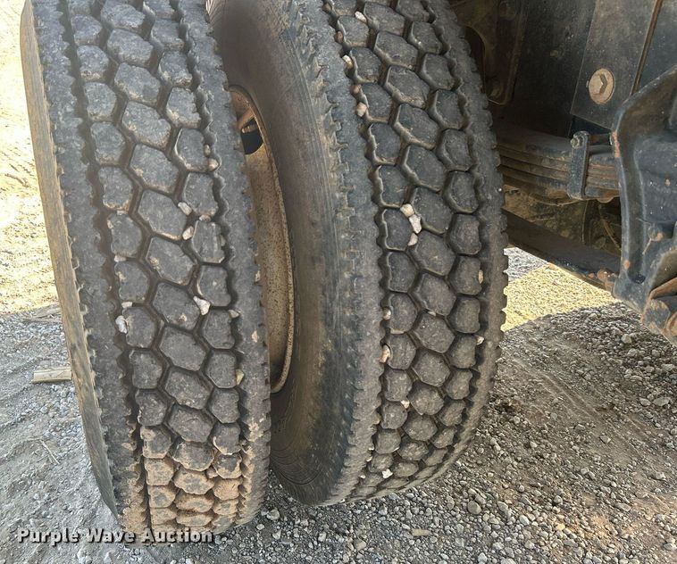 image for item DJ6267 2003 International 4300  flatbed truck