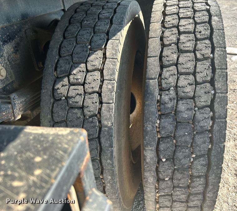 image for item DJ6267 2003 International 4300  flatbed truck