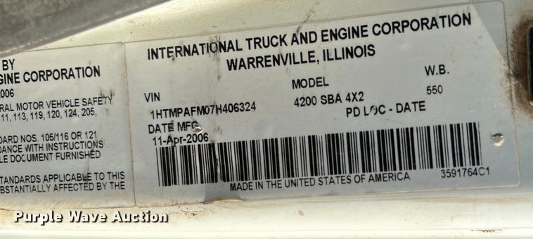 image for item DJ6267 2003 International 4300  flatbed truck