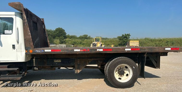 image for item DJ6268 2000 International 4700  dump flatbed truck