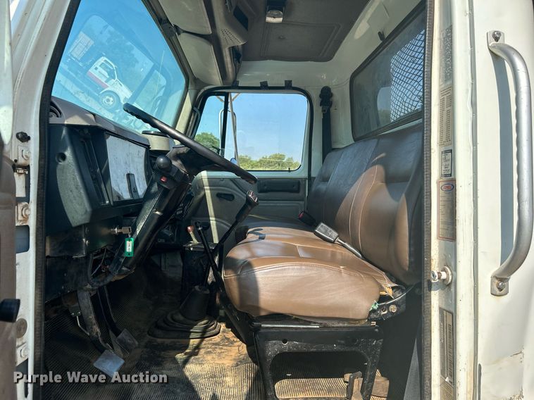 image for item DJ6268 2000 International 4700  dump flatbed truck