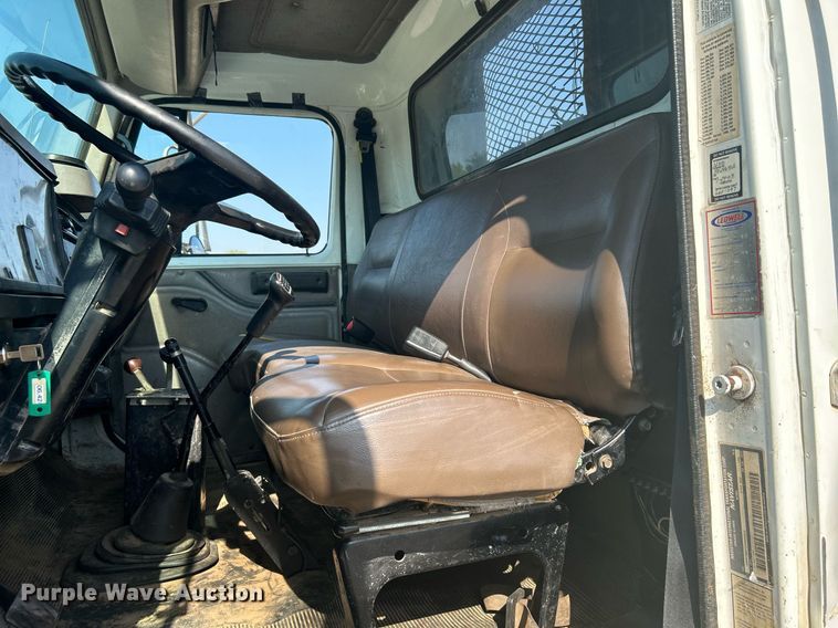 image for item DJ6268 2000 International 4700  dump flatbed truck