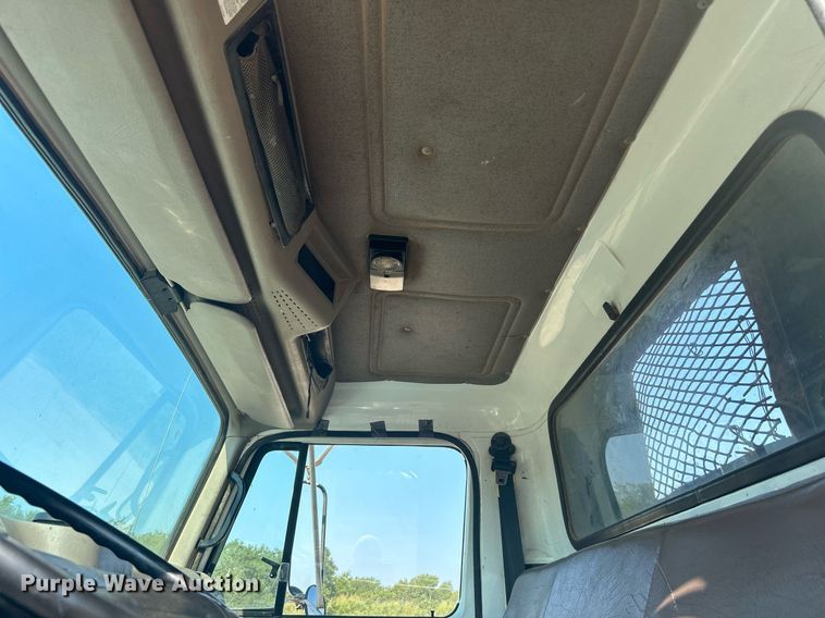 image for item DJ6268 2000 International 4700  dump flatbed truck