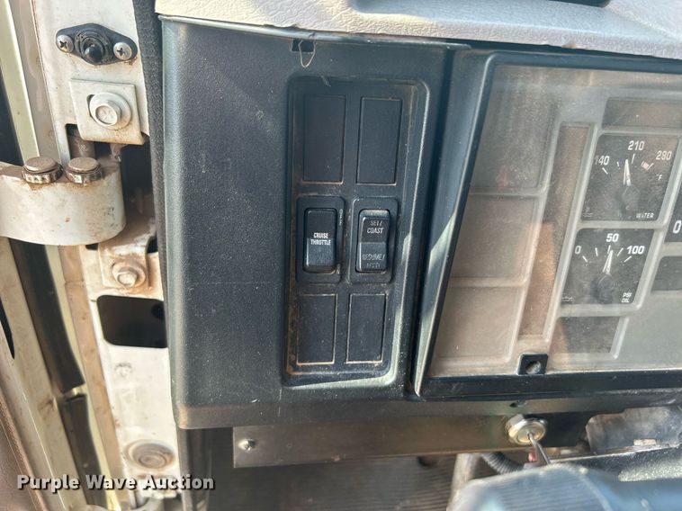 image for item DJ6268 2000 International 4700  dump flatbed truck